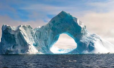 冰雪凝息之处 | 冰山上天然形成的拱门, 南极洲 (© Gabrielle/Adobe Stock)