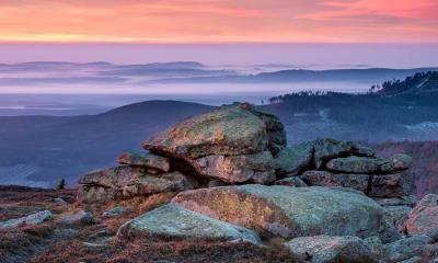 治愈、宁静且充满希望 | 布罗肯峰的日出, 哈尔茨国家公园, 德国 (© imageBROKER/AVTG/Getty Images)