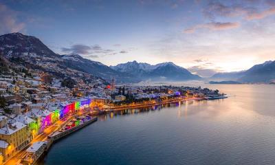 一切安详，一切明亮 | 多马索的建筑上的圣诞彩灯，科莫湖，意大利 (© Roberto Moiola/Getty Images)