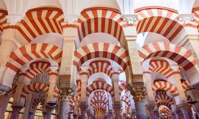 文化交汇之地 | 科尔多瓦清真寺大教堂的内部，安达卢西亚，西班牙 (© Elena Zolotova/Getty Images)