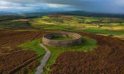 爱尔兰的精神十字路口 | 艾利赫格里安南环形堡，多内加尔，爱尔兰 (© Lukassek/Getty Images)