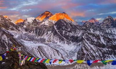 天地相接之处 | 从伦佐拉山口眺望珠穆朗玛峰日落时分的峰顶，尼泊尔 (© shoults/Alamy)