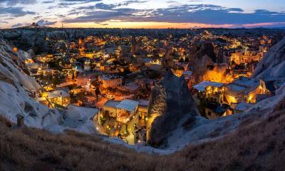古老岩石，现代灯光 | 格雷梅的傍晚, 卡帕多西亚, 土耳其 (© ONNAJA/Getty Images)