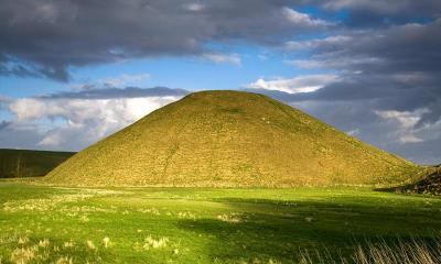 那座铭记往昔的山丘 | 西尔布利山的新石器时代遗址，蒂尔斯黑德，威尔特郡，英国 (© dbstockphotoa/Getty Images)