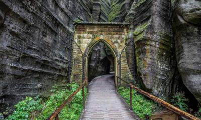 通往石之奇境的大门 | 安德尔施帕赫-特普利采岩石林的哥特式拱门, 捷克 (© Kseniya_Milner/Getty Images)