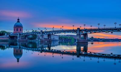 图卢兹的暮色 | 加龙河对面的圣皮埃尔桥，图卢兹，法国 (© Image Professionals GmbH/Alamy)