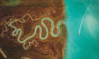 威尼斯式的“甜蜜生活” | 威尼斯潟湖中的三角洲, 意大利 (© Dimitri Weber/Amazing Aerial Agency)